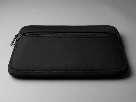Fotorealistische Studioaufnahme von Handytasche zum Thema kwmobile Universalhülle Neopren Handytasche, klare Lichtfuehrung - Foto: THN