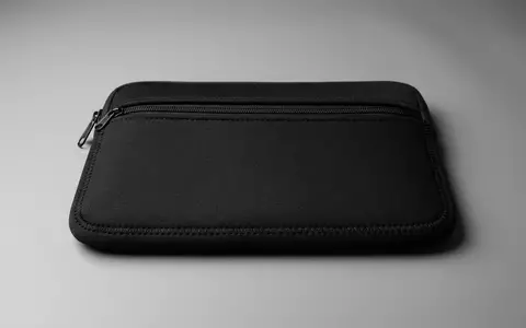 Fotorealistische Studioaufnahme von Handytasche zum Thema kwmobile Universalhülle Neopren Handytasche, klare Lichtfuehrung - Foto: THN