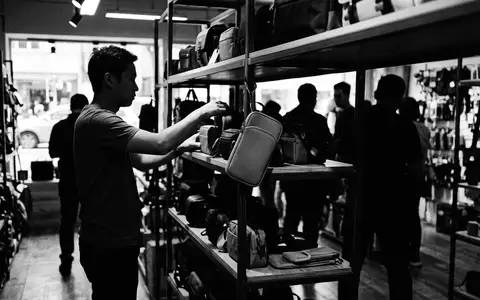 Schwarzweiss-Reportage mit Handytasche zum Thema kwmobile Universalhülle Neopren Handytasche, hoher Kontrast, sachlich dargestellt - Foto: THN