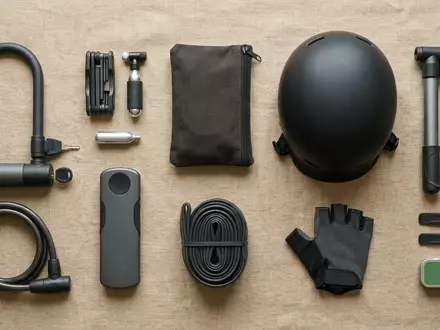Flatlay-Arrangement rund um Buegelschloss zum Thema Kryptonite New York Standard, weiches Oberlicht - Foto: THN