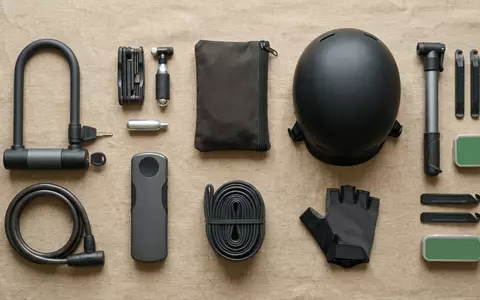 Flatlay-Arrangement rund um Buegelschloss zum Thema Kryptonite New York Standard, weiches Oberlicht - Foto: THN