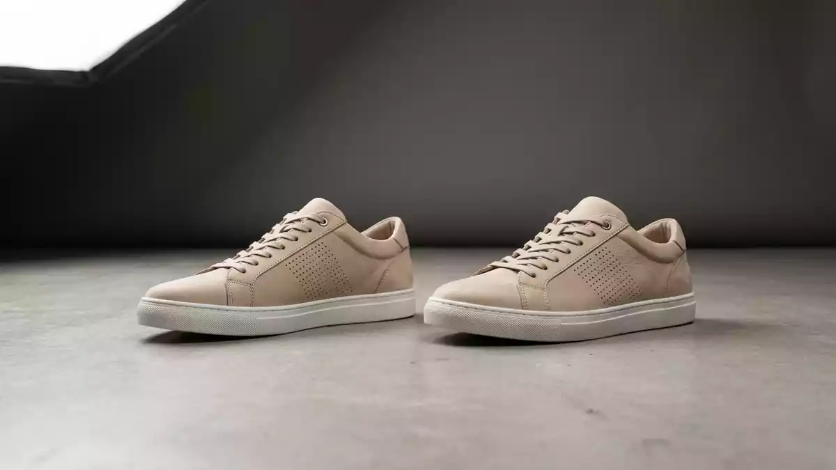Fotorealistische Studioansicht von Sneaker in neutraler Produktdarstellung, neutral