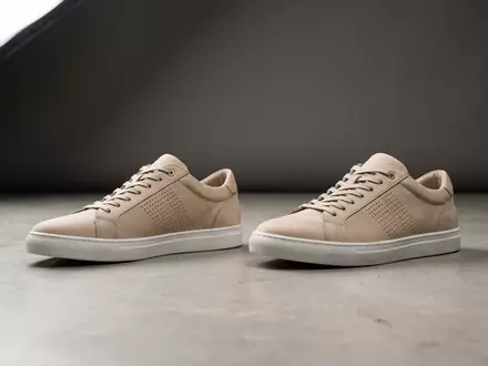 Fotorealistische Studioaufnahme von Sneaker zum Thema Puma Suede Classic XXI, klare Lichtfuehrung - Foto: THN