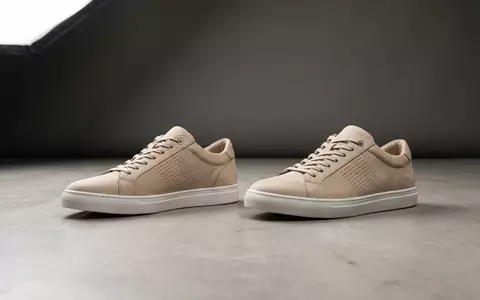 Fotorealistische Studioaufnahme von Sneaker zum Thema Puma Suede Classic XXI, klare Lichtfuehrung - Foto: THN