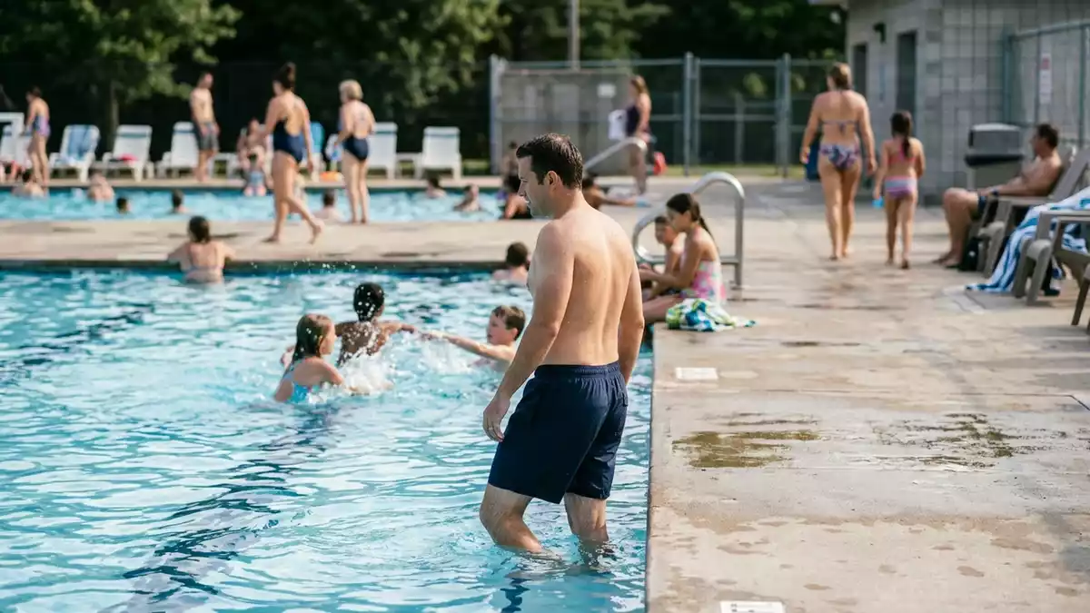 Fotorealistische Ansicht von Badeshorts am Pool in realer Umgebung, sachlich dargestellt