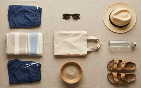 Flatlay-Arrangement rund um Badeshorts zum Thema Puma Herren Badeshorts Logo, weiches Oberlicht - Foto: THN