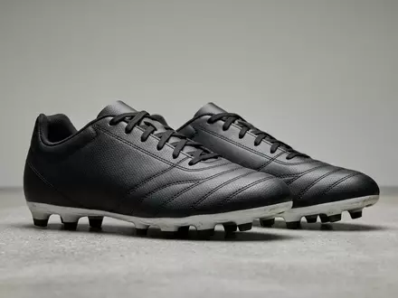 Fotorealistische Studioaufnahme von Fussballschuhe zum Thema Puma Future 7 Pro, klare Lichtfuehrung - Foto: THN