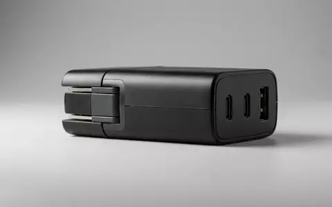Fotorealistische Studioaufnahme von Ladegeraet zum Thema UGREEN Nexode 100W USB-C, klare Lichtfuehrung - Foto: THN