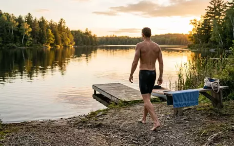 Fotorealistische Aufnahme von Jammer-Badehose am Seeufer zum Thema TYR Herren Jammer Solid, warmes Abendlicht - Foto: THN