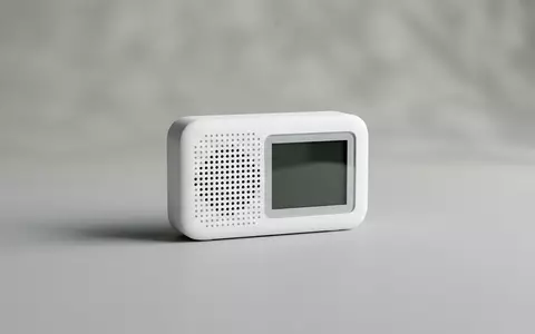 Fotorealistische Studioaufnahme von Raumsensor zum Thema Eve Room Smarter Raumsensor, klare Lichtfuehrung - Foto: THN