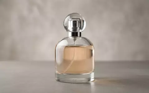 Fotorealistische Studioaufnahme von Eau de Cologne zum Thema Jo Malone English Pear, klare Lichtfuehrung - Foto: THN