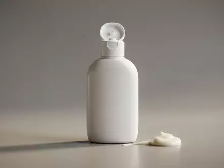 Fotorealistische Studioaufnahme von Sonnencreme zum Thema Eucerin Sun Kids LSF, klare Lichtfuehrung - Foto: THN