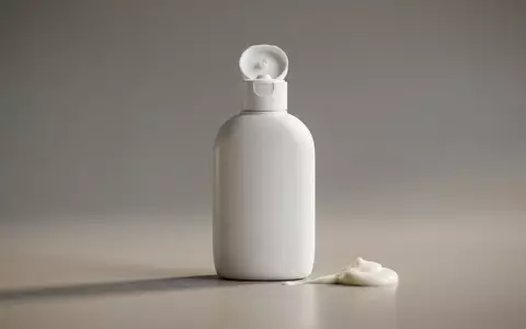 Fotorealistische Studioaufnahme von Sonnencreme zum Thema Eucerin Sun Kids LSF, klare Lichtfuehrung - Foto: THN
