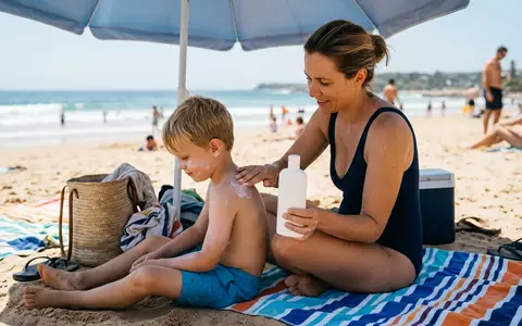Fotorealistische Aufnahme von Sonnencreme am Strand zum Thema Eucerin Sun Kids LSF, natuerliches Licht - Foto: THN