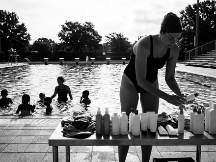 Schwarzweiss-Reportage mit Sonnencreme zum Thema Eucerin Sun Kids LSF, hoher Kontrast, sachlich dargestellt - Foto: THN