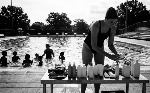 Schwarzweiss-Reportage mit Sonnencreme zum Thema Eucerin Sun Kids LSF, hoher Kontrast, sachlich dargestellt - Foto: THN