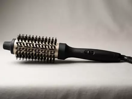 Fotorealistische Studioaufnahme von Warmluftbuerste zum Thema BaByliss 5572PE Big Hair, klare Lichtfuehrung - Foto: THN