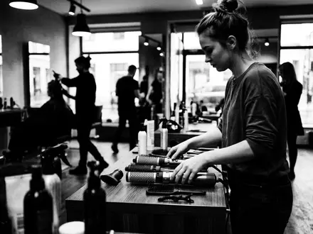 Schwarzweiss-Reportage mit Warmluftstyler zum Thema BaByliss AS952E Air Style, hoher Kontrast, sachlich dargestellt - Foto: THN
