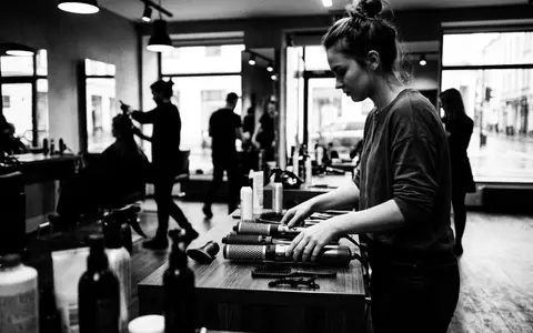 Schwarzweiss-Reportage mit Warmluftstyler zum Thema BaByliss AS952E Air Style, hoher Kontrast, sachlich dargestellt - Foto: THN