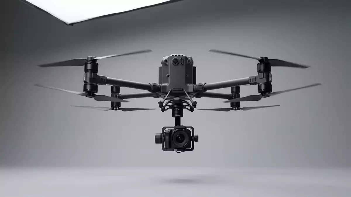 Fotorealistische Studioansicht von Kameradrohne in neutraler Produktdarstellung