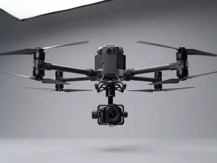 Fotorealistische Studioaufnahme von Kameradrohne zum Thema Autel EVO II Pro, klare Lichtfuehrung - Foto: THN