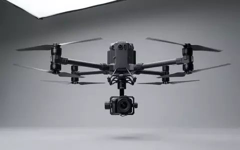 Fotorealistische Studioaufnahme von Kameradrohne zum Thema Autel EVO II Pro, klare Lichtfuehrung - Foto: THN