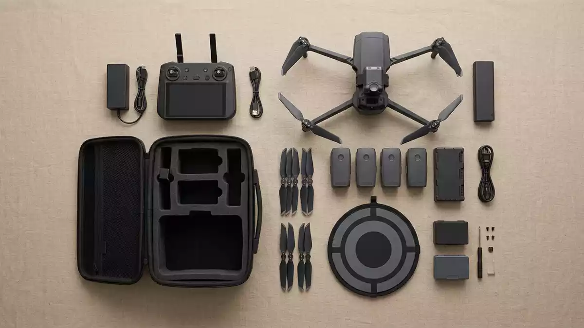 Flatlay-Arrangement rund um Waermebilddrohne mit passenden Requisiten von oben