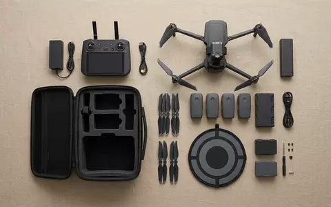 Flatlay-Arrangement rund um Waermebilddrohne zum Thema Autel EVO Max 4T, weiches Oberlicht - Foto: THN