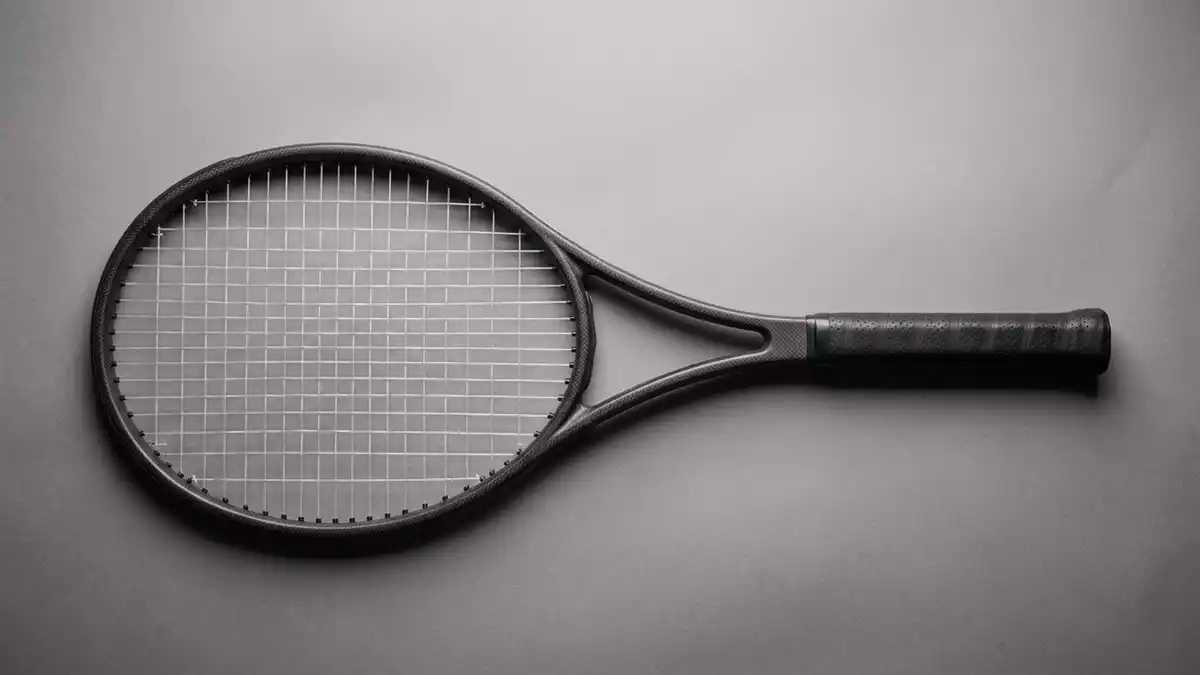 Fotorealistische Studioansicht von Tennisschlaeger in neutraler Produktdarstellung