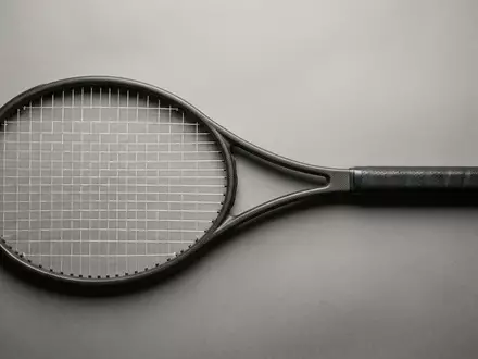 Fotorealistische Studioaufnahme von Tennisschlaeger zum Thema Babolat Pure Aero 2023, klare Lichtfuehrung - Foto: THN