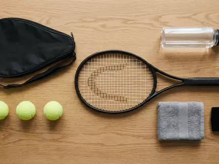 Flatlay-Arrangement rund um Tennisschlaeger zum Thema Babolat Pure Aero 2023, weiches Oberlicht - Foto: THN