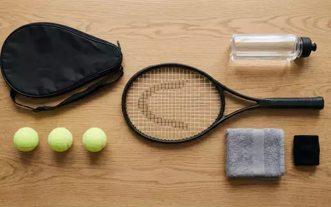 Flatlay-Arrangement rund um Tennisschlaeger zum Thema Babolat Pure Aero 2023, weiches Oberlicht - Foto: THN