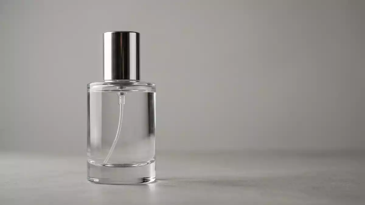 Fotorealistische Studioansicht von Eau de Toilette in neutraler Produktdarstellung