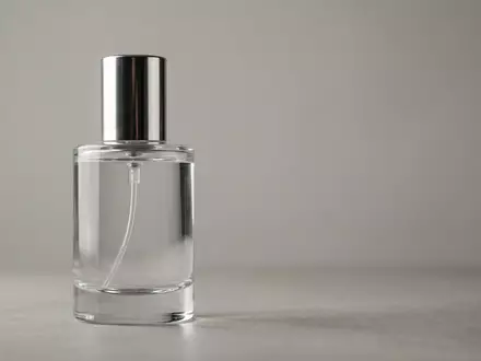 Fotorealistische Studioaufnahme von Eau de Toilette zum Thema Jimmy Choo Man EdT, klare Lichtfuehrung - Foto: THN