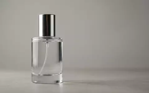 Fotorealistische Studioaufnahme von Eau de Toilette zum Thema Jimmy Choo Man EdT, klare Lichtfuehrung - Foto: THN