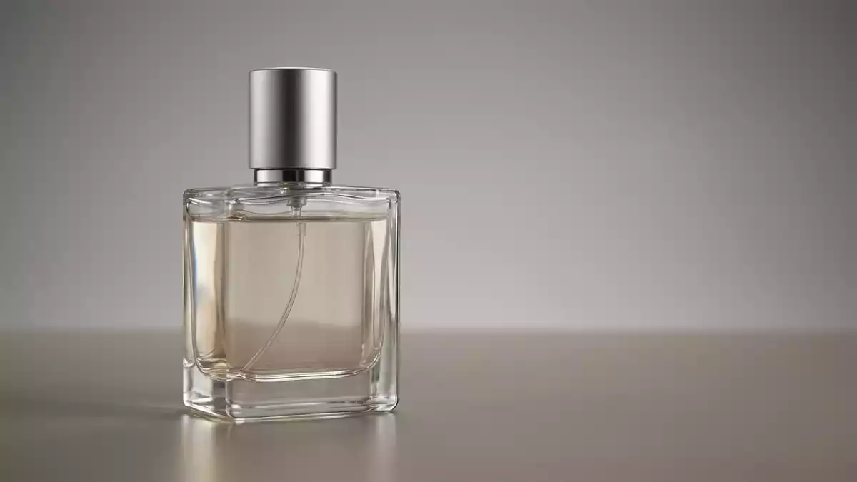 Fotorealistische Studioansicht von Eau de Parfum in neutraler Produktdarstellung