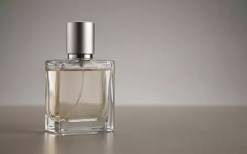 Fotorealistische Studioaufnahme von Eau de Parfum zum Thema Jimmy Choo Eau de, klare Lichtfuehrung - Foto: THN