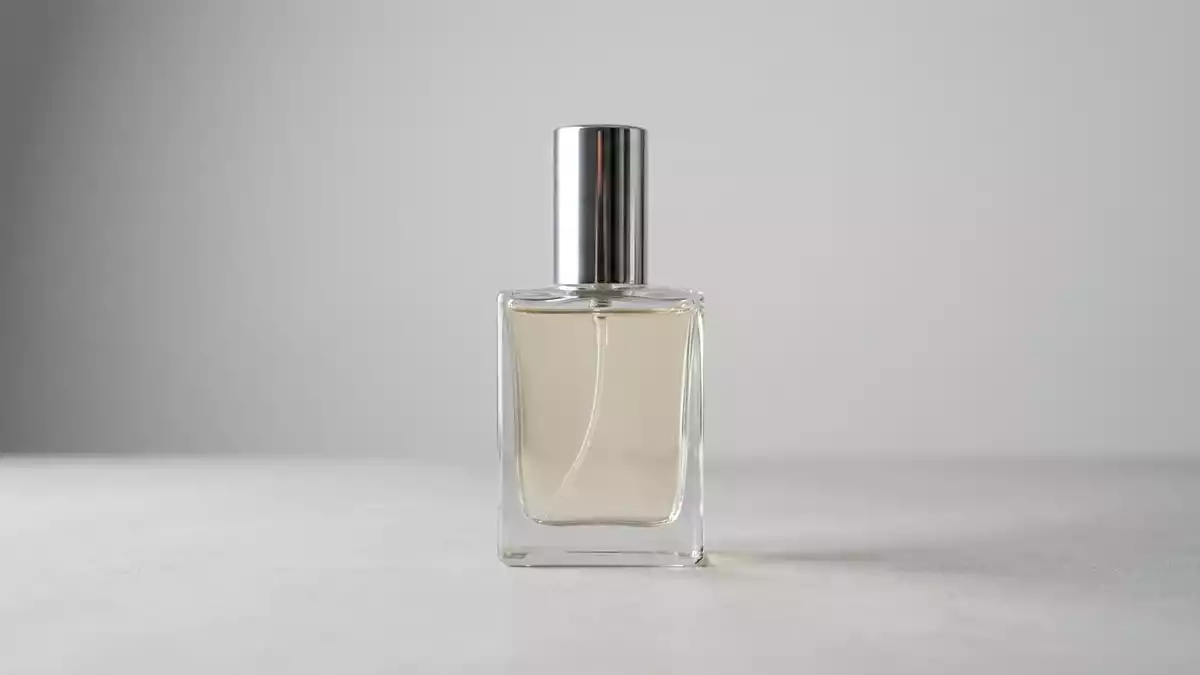 Fotorealistische Studioansicht von Eau de Toilette in neutraler Produktdarstellung
