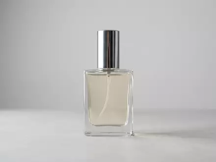 Fotorealistische Studioaufnahme von Eau de Toilette zum Thema Montblanc Individuel EdT, klare Lichtfuehrung - Foto: THN