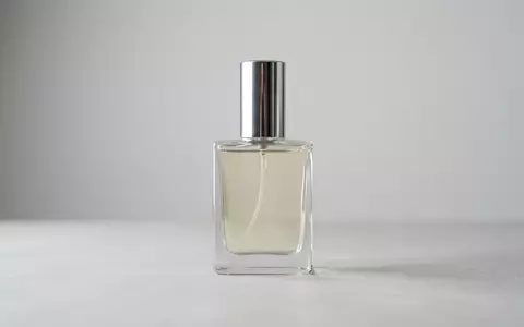 Fotorealistische Studioaufnahme von Eau de Toilette zum Thema Montblanc Individuel EdT, klare Lichtfuehrung - Foto: THN