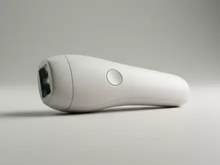 Fotorealistische Studioaufnahme von Haarentferner zum Thema Philips Lumea 8000 IPL, klare Lichtfuehrung - Foto: THN