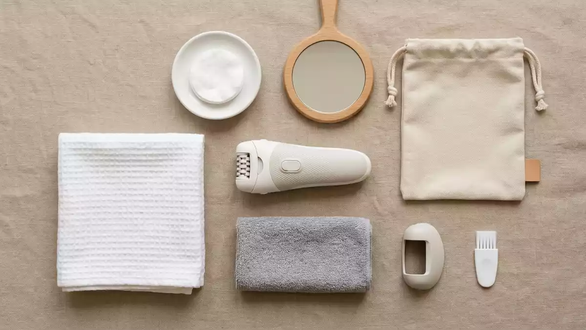 Flatlay-Arrangement rund um Epilierer mit passenden Requisiten von oben, neutral