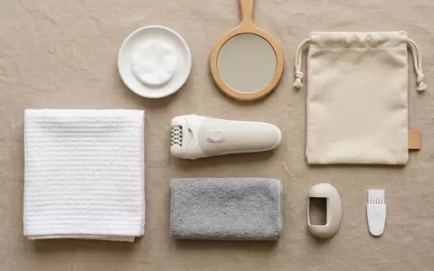 Flatlay-Arrangement rund um Epilierer zum Thema Philips Satinelle Advanced Epilierer, weiches Oberlicht - Foto: THN