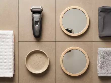 Flatlay-Arrangement rund um Damenrasierer zum Thema Philips SatinShave Prestige Damenrasierer, weiches Oberlicht - Foto: THN
