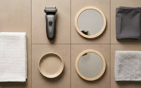Flatlay-Arrangement rund um Damenrasierer zum Thema Philips SatinShave Prestige Damenrasierer, weiches Oberlicht - Foto: THN