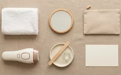 Flatlay-Arrangement rund um Haarentferner zum Thema Philips Lumea 6000 IPL, weiches Oberlicht - Foto: THN