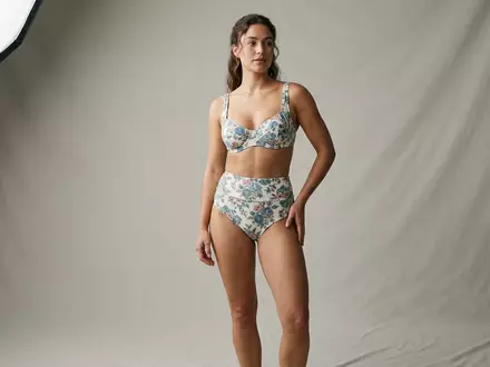 Fotorealistische Studioaufnahme von Zweiteilige Bademode zum Thema SHEKINI Damen Bikini-Set Blumendruck, klare Lichtfuehrung - Foto: THN