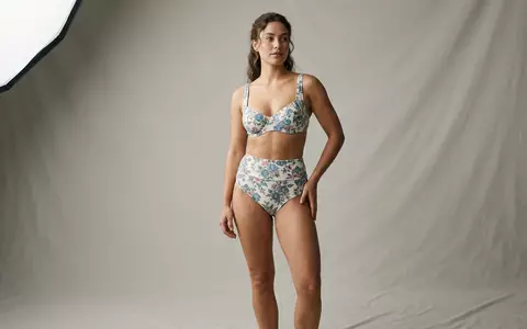 Fotorealistische Studioaufnahme von Zweiteilige Bademode zum Thema SHEKINI Damen Bikini-Set Blumendruck, klare Lichtfuehrung - Foto: THN