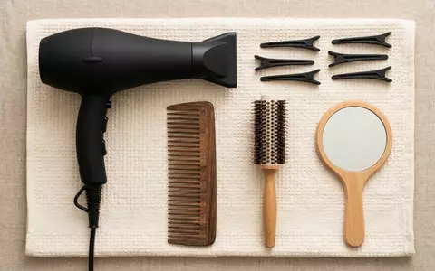 Flatlay-Arrangement rund um Haartrockner zum Thema Shark HyperAIR Haartrockner, weiches Oberlicht, sachlich dargestellt - Foto: THN