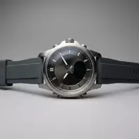 Fotorealistische Studioaufnahme von Hybrid-Smartwatch zum Thema Withings ScanWatch 2 Hybrid-Smartwatch, klare Lichtfuehrung - Foto: THN